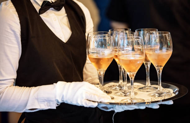 barman trzymający kieliszki do wina różawki - butler champagne service waiter zdjęcia i obrazy z banku zdjęć