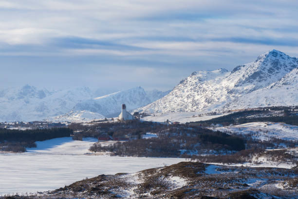 a igreja de borge, perto de bøstad, rodeado por montanhas cobertas de neve de vestvågøy, lofoten, noruega - vestvagoy - fotografias e filmes do acervo