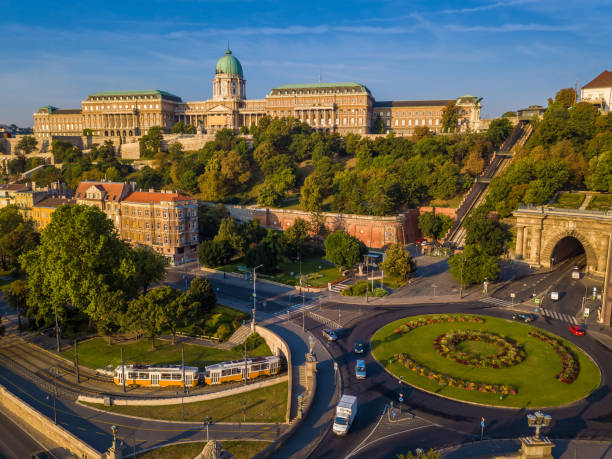 budapest, hungría - rotonda plaza de clark adam desde arriba al amanecer con el palacio real de buda castle - budapest aerial view royal palace of buda hungary fotografías e imágenes de stock