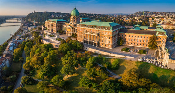 budapest, hungría - vista aérea panorámica del hermoso buda castillo palacio real al amanecer con la colina de gellert - budapest aerial view royal palace of buda hungary fotografías e imágenes de stock