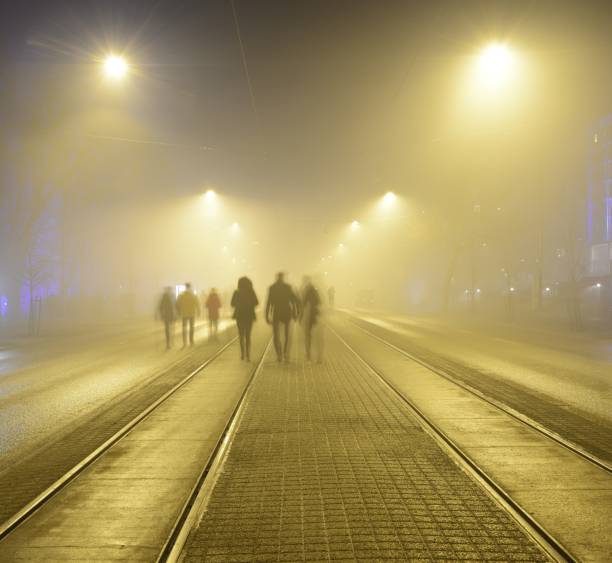 camminare lungo il marciapiede sulla strada notturna a Helsinki, Finlandia - foto stock