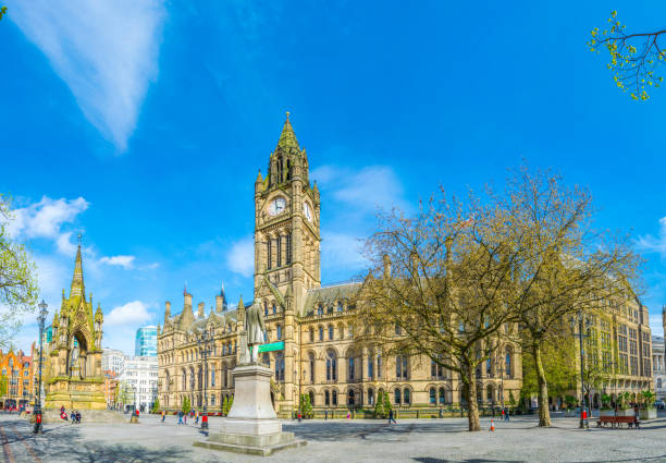 vue de l’hôtel de ville de manchester, angleterre - building exterior day tower clock photos et images de collection