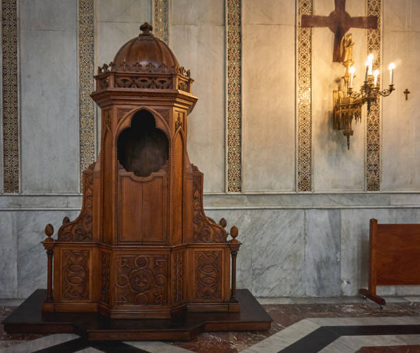 un kiosque confessionnel à l’intérieur de la cathédrale, un des plus grands exemples d’architecture normande. monreale (italie). - confession booth curtain church nobody photos et images de collection