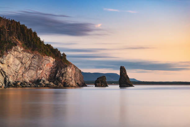 rock formation ozean seelandschaft - nova scotia stock-fotos und bilder