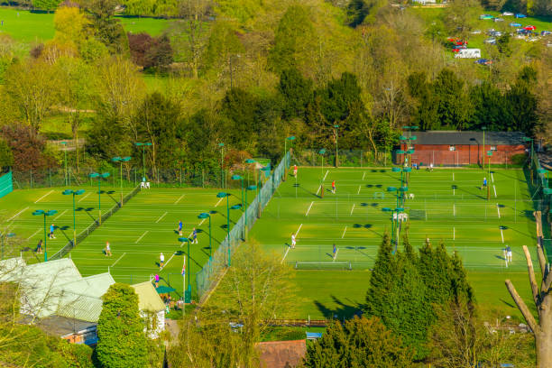 vue aérienne de courts de tennis - tennis club photos et images de collection