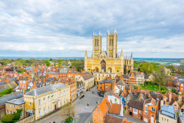 vista aérea de la catedral de lincoln, inglaterra - brick european culture facade famous place fotografías e imágenes de stock