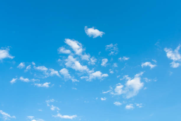 fond de ciel bleu avec un tout petit nuages - cumulus cloud condensation sky blue photos et images de collection