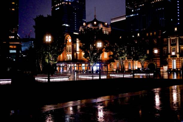 gare de tokyo - vue de nuit - tokyo station railroad station chiyoda ward building exterior photos et images de collection