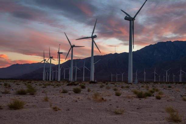 mulino a vento a palm springs in california - solar panel wind turbine california technology foto e immagini stock