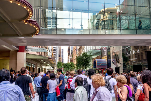 compradores en pitt street mall en sydney, australia. - pitt street mall fotografías e imágenes de stock