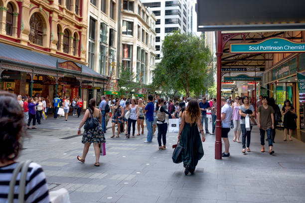 покупки в питт-стрит молл в сиднее, австралия. - pitt street mall стоковые фото и изображения