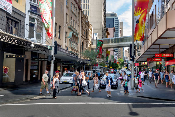 gente cruzando pitt street, en sydney, australia. - pitt street mall fotografías e imágenes de stock