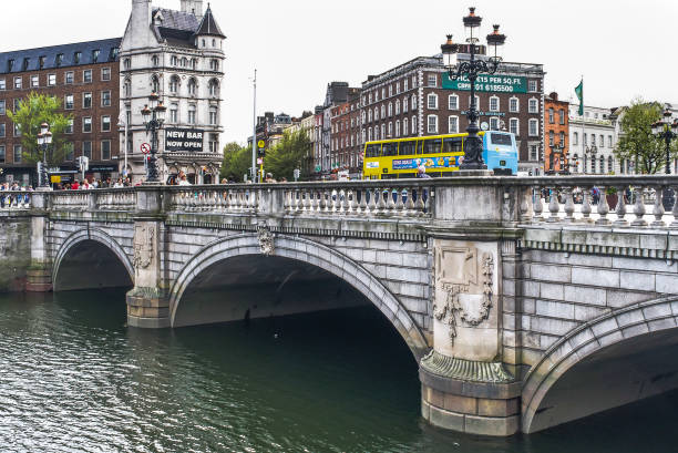 мост на улице о'коннелл в дублине, ирландия. - oconnell bridge стоковые фото и изображения