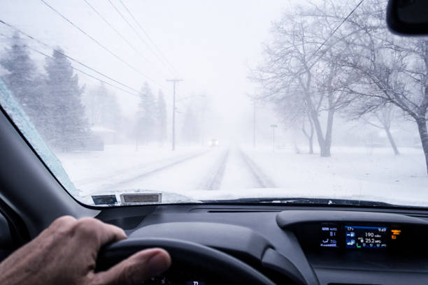 안개 블리자드 눈 폭풍에 맹인도로 교차로 접근 - winter driving 뉴스 사진 이미지