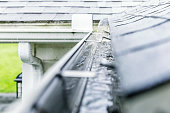 regen-sturm-wasser-ablassen-in-edge-dach