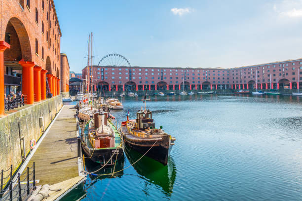 albert dock en liverpool durante un día nublado, inglaterra - english culture uk promenade british culture fotografías e imágenes de stock