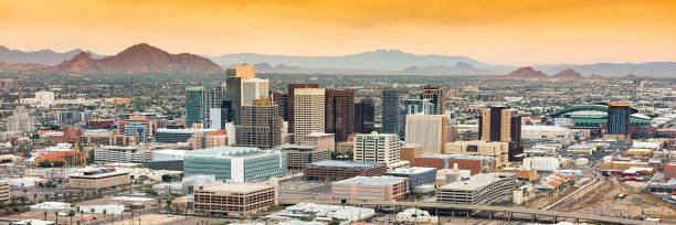 panoramique vue aérienne de la ville de phoenix, arizona contre le ciel bleu de la journée. - phoenix arizona city road photos et images de collection