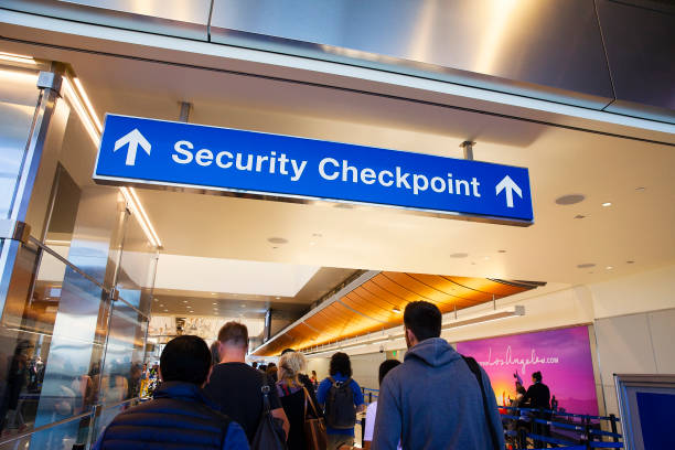 znak punktu kontroli bezpieczeństwa na lotnisku - security barrier zdjęcia i obrazy z banku zdjęć