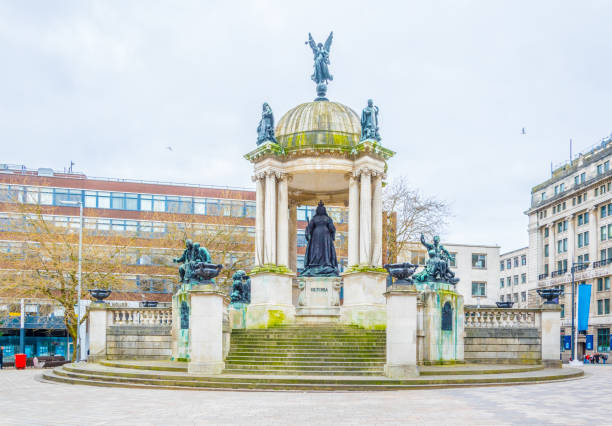 derby-platz dominiert von königin victoria denkmal in liverpool, england - victoria quarter stock-fotos und bilder