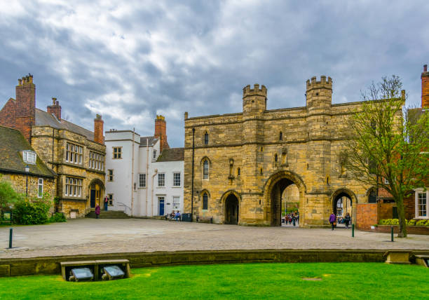 exchequer gate in lincoln, england - lincoln road imagens e fotografias de stock