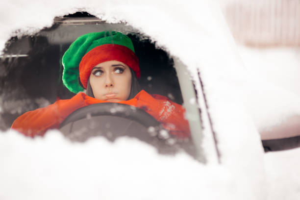 divertente ragazza di natale che guida attraverso la neve con il maltempo - holiday emotional stress christmas santa claus foto e immagini stock
