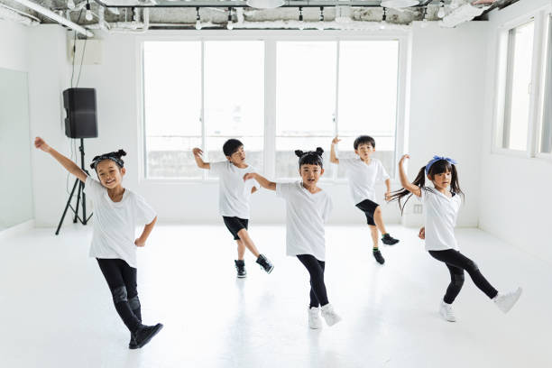 ほとんどのヒップホップ ダンサー ダンス スタジオでダンスします。 - 踊る ストックフォトと画像