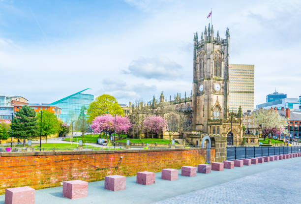 manchester cathedral, england - architecture brick cathedral christianity imagens e fotografias de stock