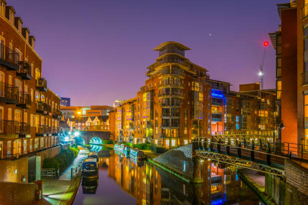 vista notturna degli edifici in mattoni lungo un canale d'acqua nel centro di birmingham, in inghilterra - west midlands foto e immagini stock