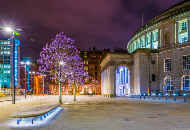 nachtansicht von der manchester central library, england - west facade stock-fotos und bilder