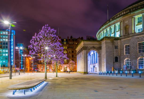 英國曼徹斯特中央圖書館夜景 - manchester united 個照片及圖片檔