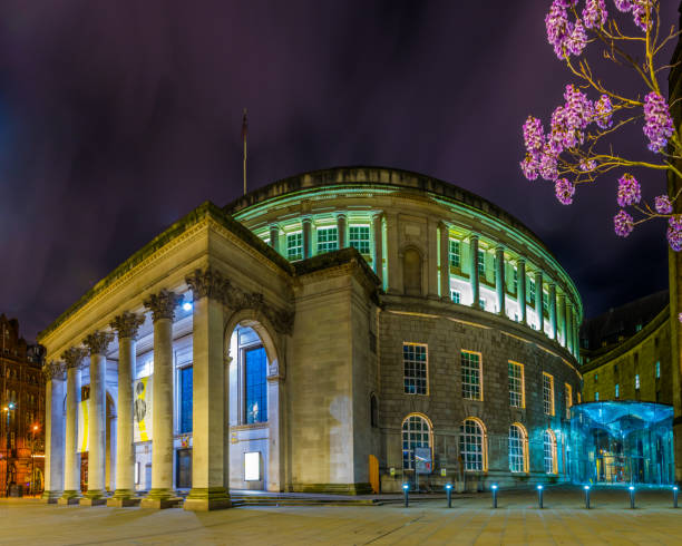 istock Night view of the Manchester central Library, England 1061617322
