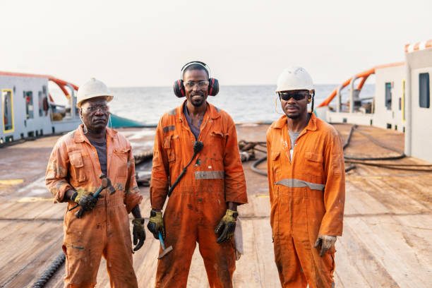 seemann ab oder bootsmann auf deck des offshore-schiff oder schiff - tugboat towing nautical vessel industrial ship stock-fotos und bilder