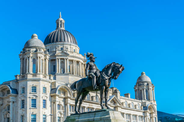 edificio del porto di liverpool con statua di edoardo vii a liverpool, inghilterra - architectural styles animal horse europe foto e immagini stock