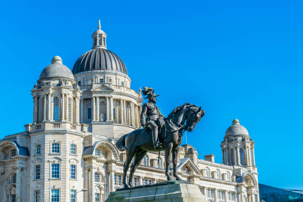 здание порта ливерпуля со статуей эдуарда vii в ливерпуле, англия - architectural styles animal horse europe стоковые фото и изображения