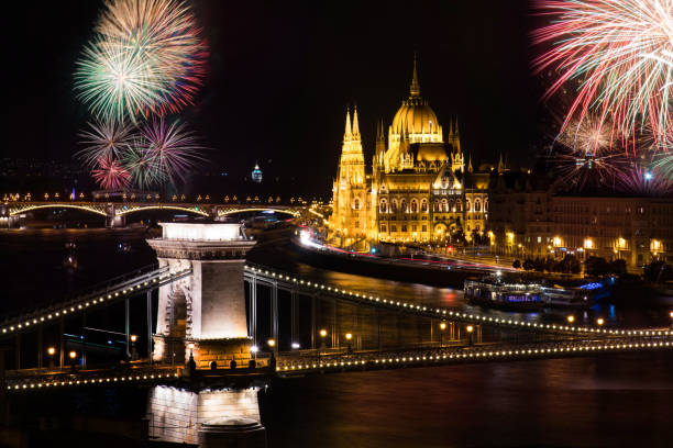 fuochi d'artificio a budapest su parlamento e ponte a catena - chain bridge budapest night bridge foto e immagini stock