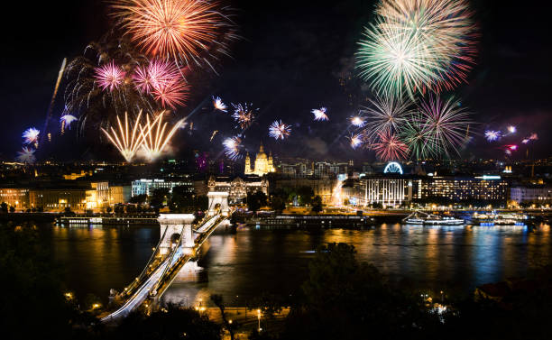 fuochi d'artificio a budapest sulla città e sul ponte della catena - chain bridge budapest night bridge foto e immagini stock