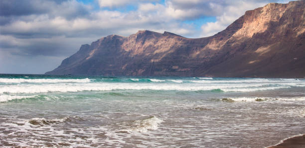 famara strand und haria klippen auf lanzarote. - famara stock-fotos und bilder