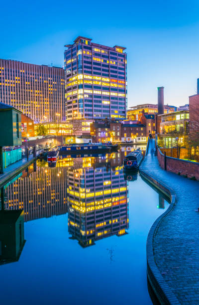 puesta de sol vista de edificios de ladrillo junto a un canal de agua en el centro de birmingham, inglaterra - english culture uk promenade british culture fotografías e imágenes de stock