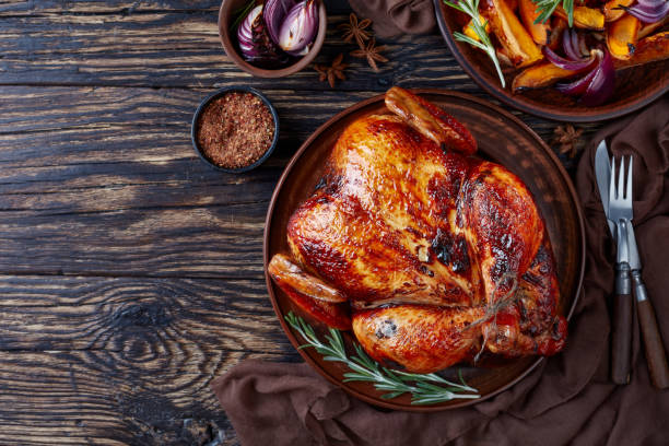 poulet rôti avec des tranches de citrouille grillées - whole photos et images de collection