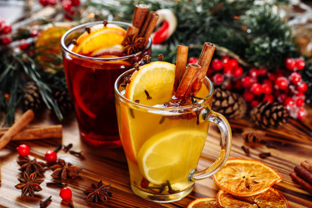 オレンジとスパイスの木製の背景でホットホット ワインを 2 杯。クローズ アップ側ビュー - mulled wine christmas tea heat ストックフォトと画像