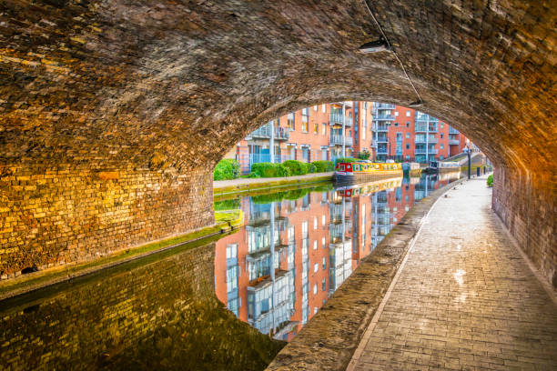 blick auf den sonnenuntergang von backsteinbauten neben einem wasserkanal in das zentrum von birmingham, england - 3150 stock-fotos und bilder