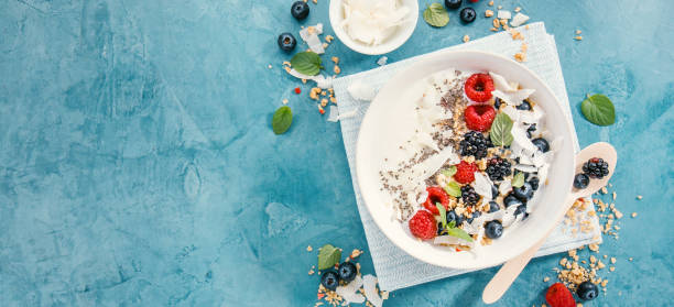新鮮な果実とヨーグルト ボウル - dessert blueberry cream parfait ストックフォトと画像