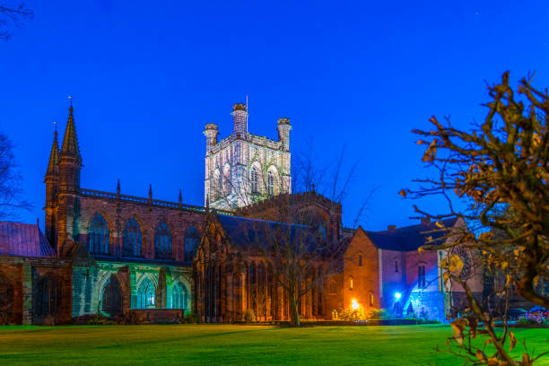 вид на собор честера, англия - chester england church cathedral tower стоковые фото и изображения