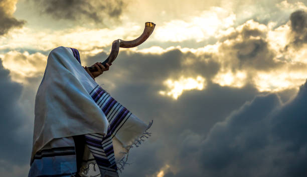 soprar o shofar para a festa das trombetas - talit - fotografias e filmes do acervo