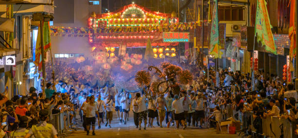 The Tai Hang Fire Dragon Dance in Hong Kong during Mid-Autumn Festival September 23, 2018, Hong Kong: Inscribed to China's national list of Intangible Cultural Heritage in 2011, the Tai Hang Fire Dragon Dance began in 1880 and is a highlight of Mid-Autumn Festival in Hong Kong. hong kong moon night stock pictures, royalty-free photos & images