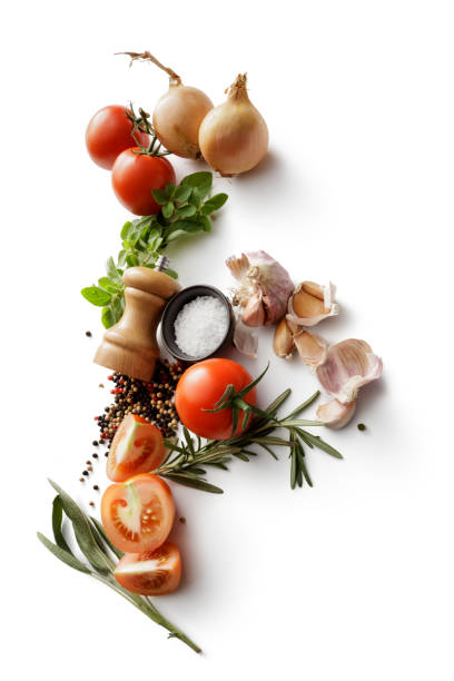 ingrédients : tomates, oignons, ail, origan, romarin, sel et poivre isolée on white background - garlic freshness isolated vegetarian food photos et images de collection