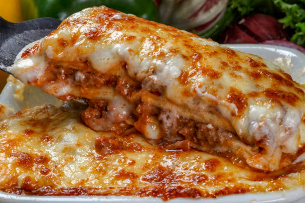 tradycyjna lasagna z mielonego sosu wołowego bolognese - browned zdjęcia i obrazy z banku zdjęć