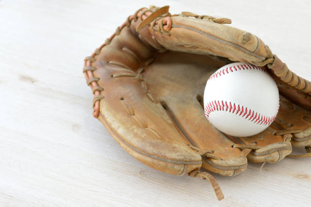palla da baseball e guanto - high school baseball foto e immagini stock