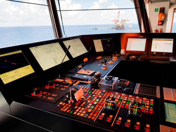 sterówka nowoczesnego statku morskiego z dynamicznymi systemami pozycjonowania - passenger craft audio zdjęcia i obrazy z banku zdjęć