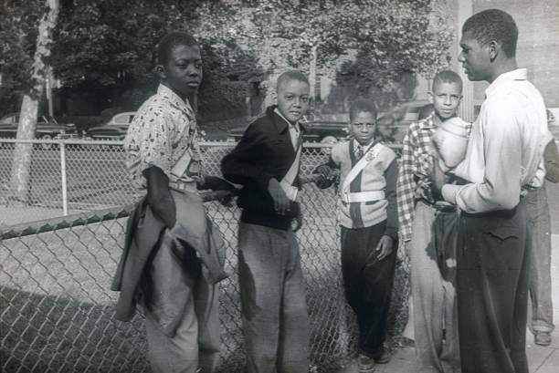 i controllori del traffico degli alunni sono in attesa del loro dispiegamento in un incrocio di washington dc del 1951 - historical person foto e immagini stock